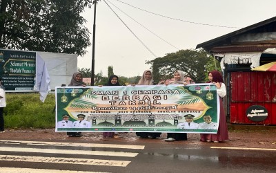 Siswa-Siswi SMAN 1 Cempaga Bagikan Takjil Gratis untuk Warga Sekitar di Tengah Gerimis